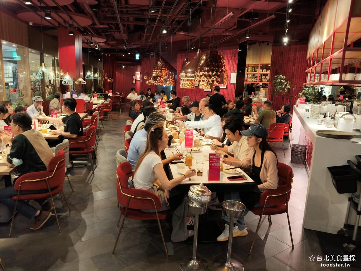 瓦城泰國料理 美麗華店 美麗華店菜單 美麗華店推薦 中山區美食 中山美食 劍南路站美食 餐廳裝潢走泰式宮廷風，以紅色為主調，燈光偏暖空間寬敞，桌與桌之間留有一定距離，不會和隔壁桌過於擁擠，整體氣氛熱鬧，但不嘈雜，適合家庭聚餐或朋友聚會。 @台北美食星探