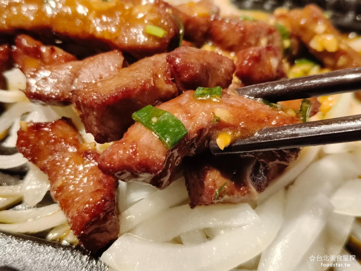 瓦城泰國料理 美麗華店 美麗華店菜單 美麗華店推薦 中山區美食 中山美食 劍南路站美食 味道上是絕對沒問題，就是肉質太硬的問題，對年紀比較大的長輩來說，這道菜並不友善。 @台北美食星探