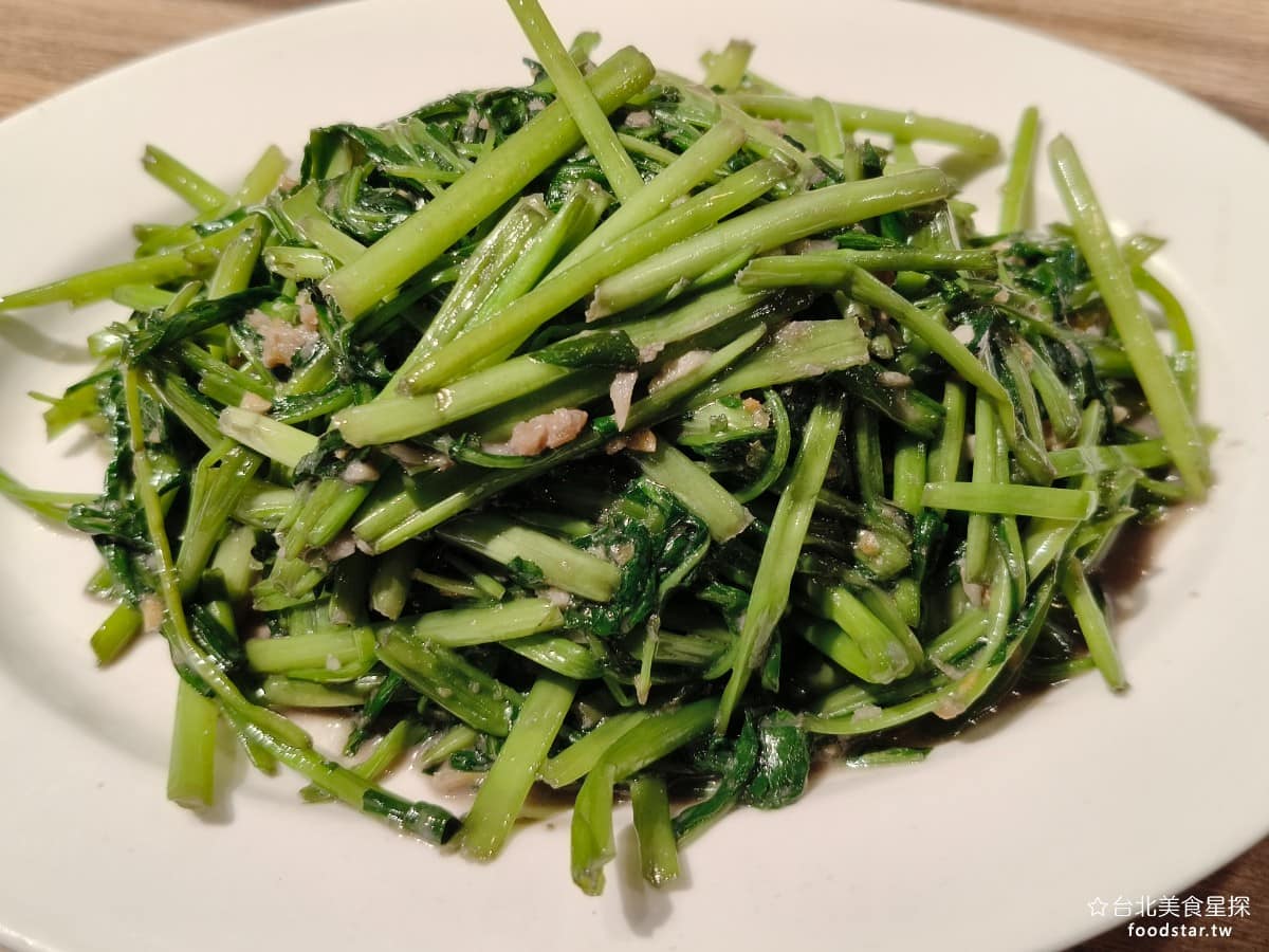 瓦城泰國料理 美麗華店 美麗華店菜單 美麗華店推薦 中山區美食 中山美食 劍南路站美食 蝦醬空心菜 空心菜炒得脆，蝦醬香氣到位，每次來品質都很穩定，是瓦城少數可以放心點的蔬菜菜色，味道夠不過鹹，搭配白飯很適合。 @台北美食星探