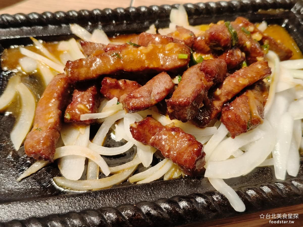 瓦城泰國料理 美麗華店 美麗華店菜單 美麗華店推薦 中山區美食 中山美食 劍南路站美食 鐵板牛柳 剛上桌趁熱吃，肉質還可以，但放一陣子冷了之後，牛肉會開始變得硬，咬起來很費力。 @台北美食星探