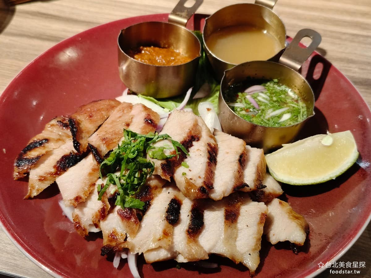 瓦城泰國料理 美麗華店 美麗華店菜單 美麗華店推薦 中山區美食 中山美食 劍南路站美食 主廚BBQ松阪豚 這次吃起來帶有明顯的豬肉腥味，推測用的是進口豬肉，料理前的處理也不夠到位，肉質偏硬，松阪豬應該要軟嫩才對。 @台北美食星探