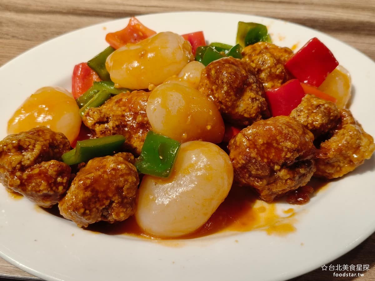 瓦城泰國料理 美麗華店 美麗華店菜單 美麗華店推薦 中山區美食 中山美食 劍南路站美食 三色糖醋排骨 糖醋口味加了紅毛丹、青椒、紅椒一起快炒，甜酸之外多了紅毛丹的特殊口感，偶爾會遇到外皮炸得焦的狀況，但這次沒有問題。 @台北美食星探