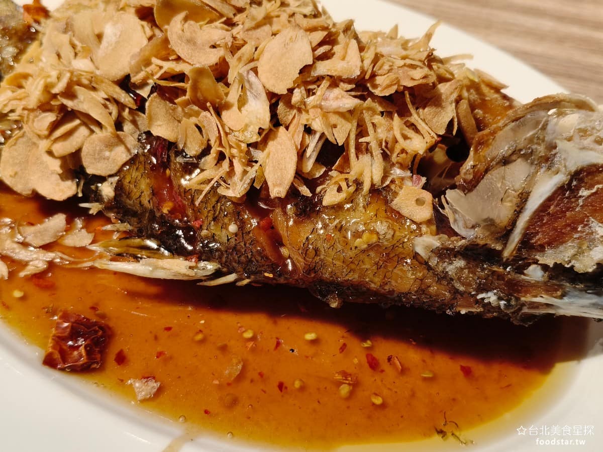 瓦城泰國料理 美麗華店 美麗華店菜單 美麗華店推薦 中山區美食 中山美食 劍南路站美食 魚的外皮炸得很酥脆，裡面的魚肉非常新鮮軟嫩，上面還有灑上蒜片，吃起來味道算豐富。 @台北美食星探