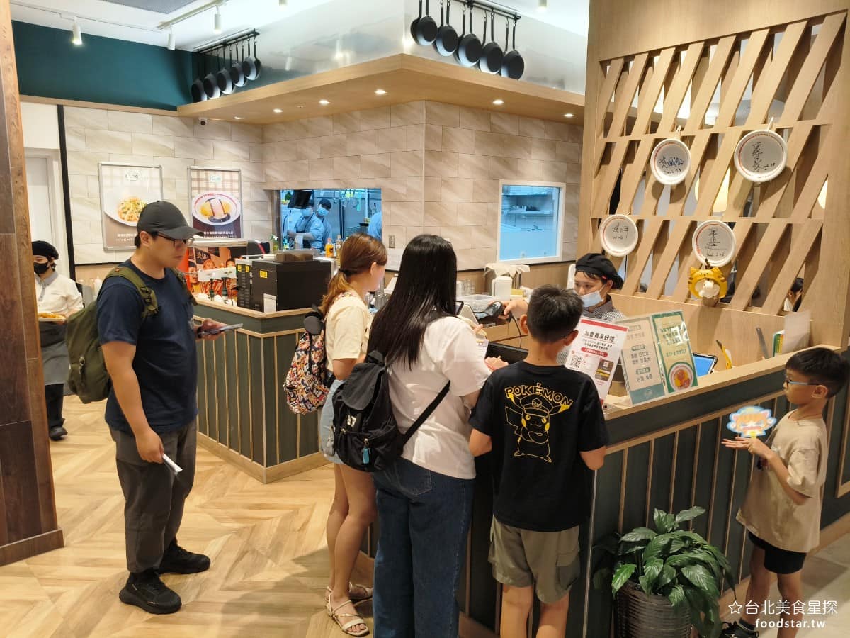 蘋果樹蛋包飯 ポムの樹南港LaLaport店 ポムの樹南港LaLaport店菜單 《蘋果樹蛋包飯 ポムの樹》品牌創立於 1994 年,發源地是日本大阪,經過三十年的發展,目前在東京澀谷、台場、大阪梅田、難波等地都有分店,全日本已經開到將近百家店。 @台北美食星探