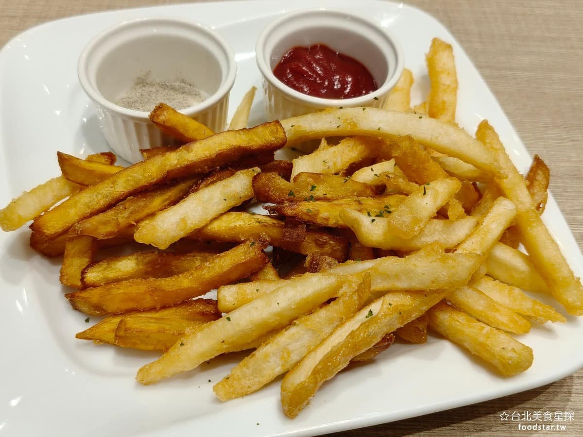 蘋果樹蛋包飯 ポムの樹南港LaLaport店 ポムの樹南港LaLaport店菜單 薯條拼盤 地瓜薯條跟馬鈴薯薯條各半,附胡椒鹽跟番茄醬,炸得金黃酥脆。 @台北美食星探