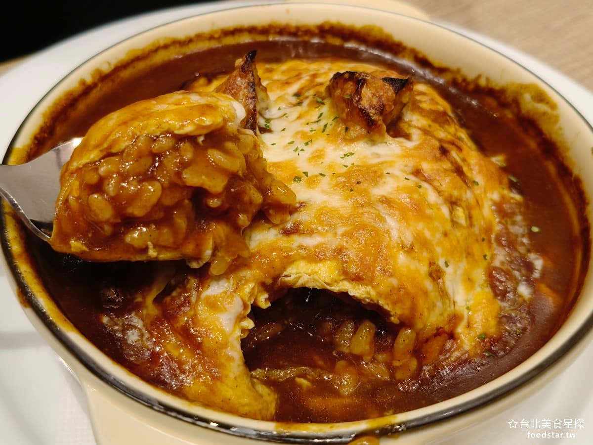 蘋果樹蛋包飯 ポムの樹南港LaLaport店 ポムの樹南港LaLaport店菜單 醬料的味道,不是單純的咖哩,還搭配了一點牛肉紅酒醬,所以吃起來味道比較濃郁,醬味十足,比一般的咖哩更有層次。 @台北美食星探