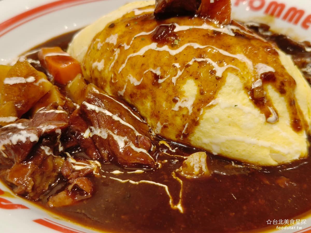 蘋果樹蛋包飯 ポムの樹南港LaLaport店 ポムの樹南港LaLaport店菜單 搭配奶油炒飯,跟蛋皮一起吃很順口,旁邊還有馬鈴薯、紅蘿蔔,不會只有牛肉那麼單調,上面還會撒上奶油醬,增添了高級感。 @台北美食星探