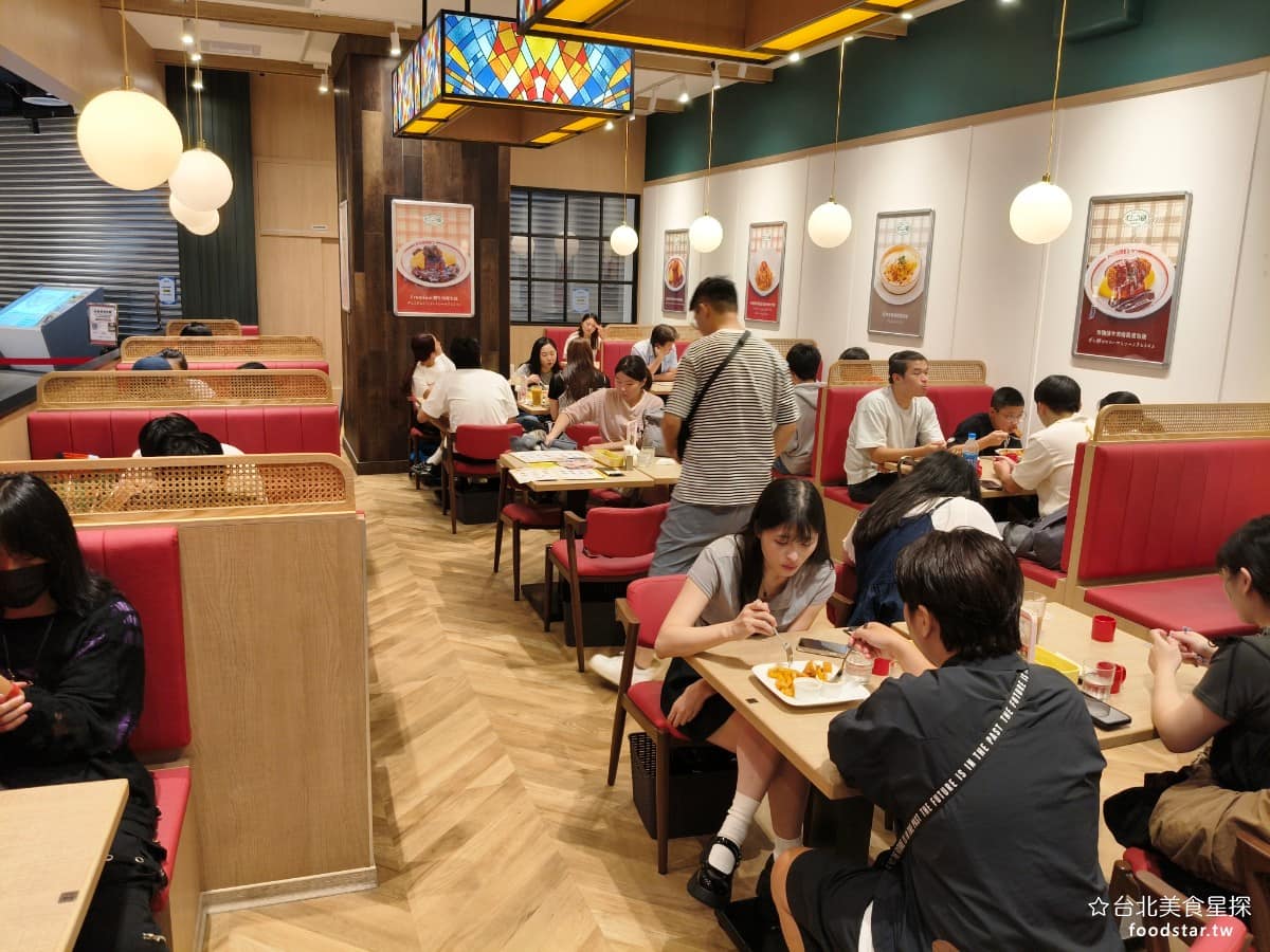 蘋果樹蛋包飯 ポムの樹南港LaLaport店 ポムの樹南港LaLaport店菜單 用餐座位不算特別多,平日晚間六點以前,人潮較少通常可以直接入座或稍微候位,六點過後,排隊時間會拉長到 15 到 30 分鐘,假日則要有排更久的心理準備。 @台北美食星探