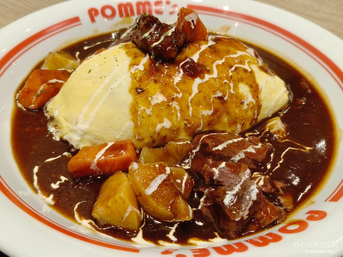 蘋果樹蛋包飯 ポムの樹南港LaLaport店 ポムの樹南港LaLaport店菜單 Premium燉牛肉蛋包飯 店內排行第一名的招牌餐點,牛肉燉得軟嫩,入口即化醬汁走鹹甜微酸的路線,紅酒味不會太重,是大人小孩都能接受的口味。 @台北美食星探