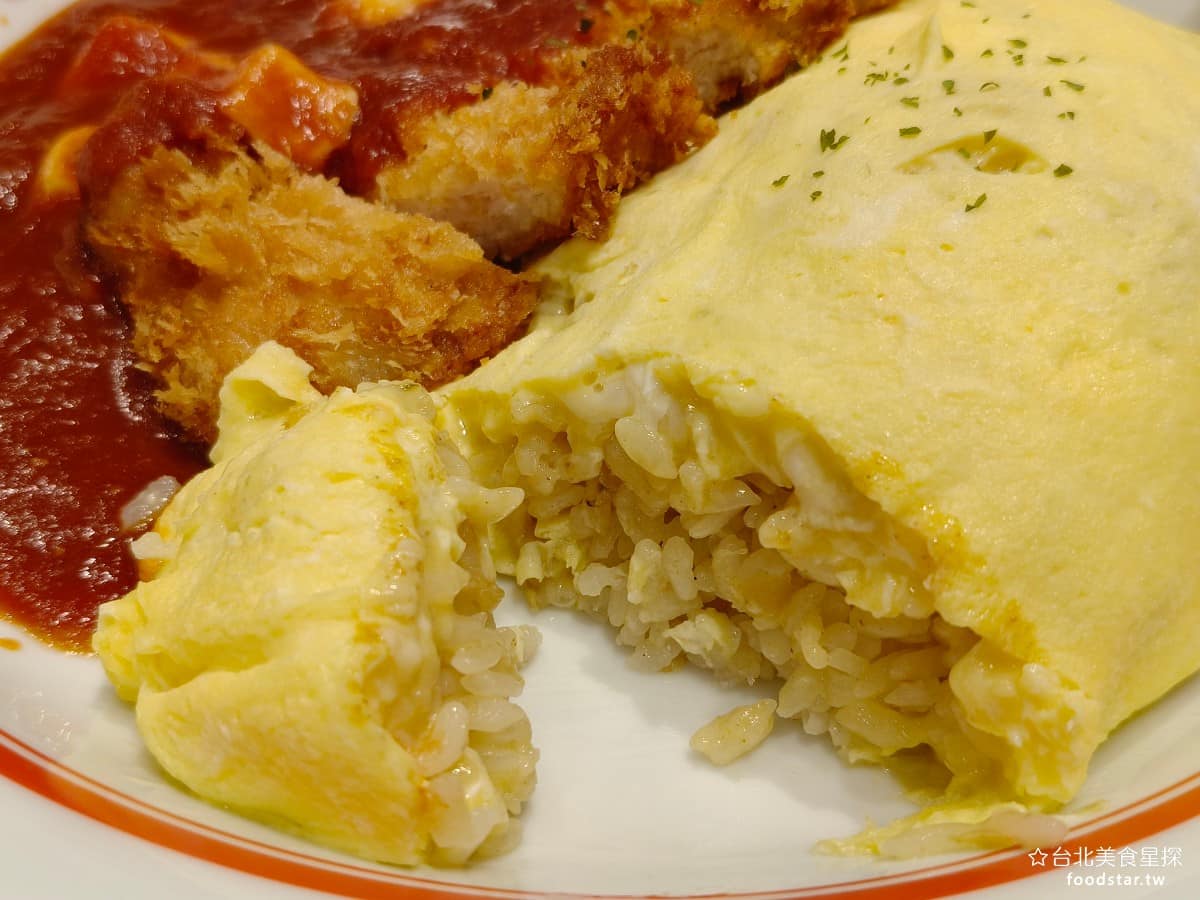 蘋果樹蛋包飯 ポムの樹南港LaLaport店 ポムの樹南港LaLaport店菜單 因為外面的番茄醬汁已經偏鹹了,所以裡面搭配的是奶油,降低了鹽分,不再用番茄醬底,這樣就能吃到番茄與奶油的雙重層次。 @台北美食星探