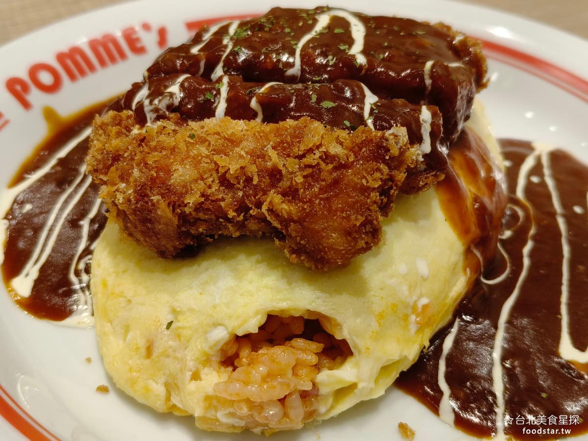 蘋果樹蛋包飯 ポムの樹南港LaLaport店 ポムの樹南港LaLaport店菜單 蛋包飯裡面的飯本身口味就有很多種,像這一份就是番茄醬底的,搭配火腿去炒過,吃起來帶有火腿的香氣。 @台北美食星探