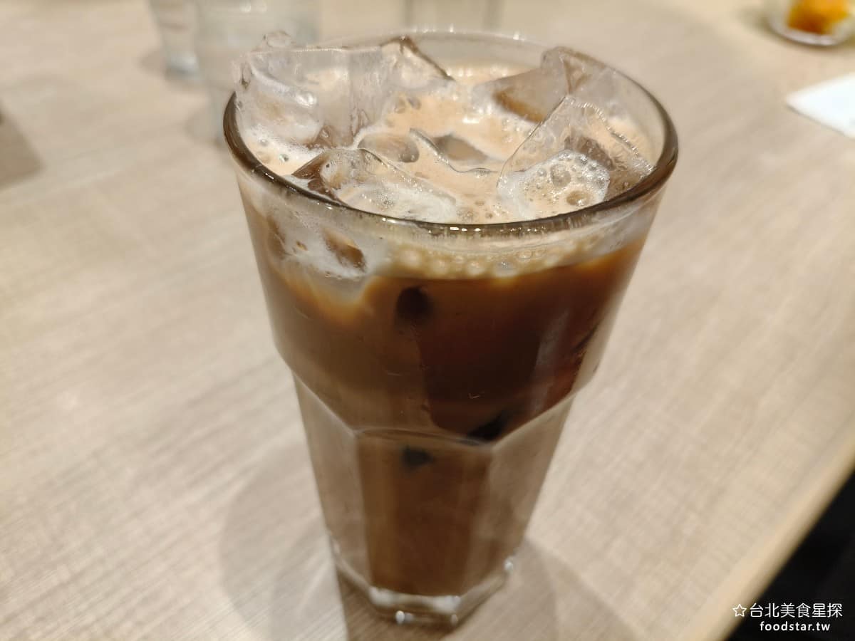 蘋果樹蛋包飯 ポムの樹南港LaLaport店 ポムの樹南港LaLaport店菜單 皇家奶茶 奶茶香氣明顯,甜度不會太高,喝起來清爽。 @台北美食星探
