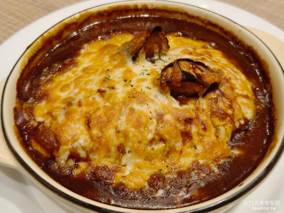 蘋果樹蛋包飯 ポムの樹南港LaLaport店 ポムの樹南港LaLaport店菜單 焗烤咖哩蛋包飯 蛋包飯上面加滿了起司,然後焗烤,再淋上滿滿的咖哩醬,很少看到蛋包飯拿去焗烤,還蠻特別的。 @台北美食星探