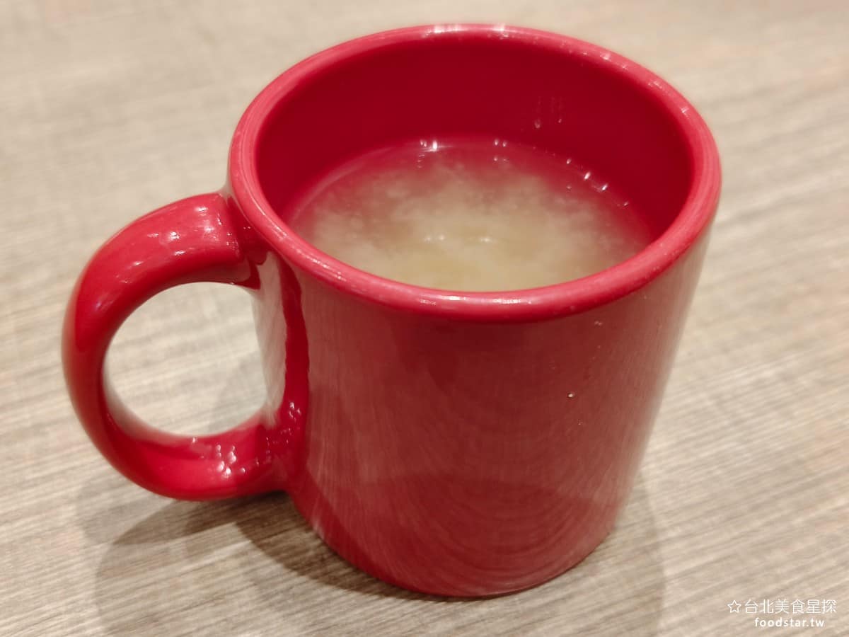 蘋果樹蛋包飯 ポムの樹南港LaLaport店 ポムの樹南港LaLaport店菜單 味噌湯 份量偏小杯,口味偏鹹一些,柴魚香氣明顯,可以跟服務生要求續杯。 @台北美食星探
