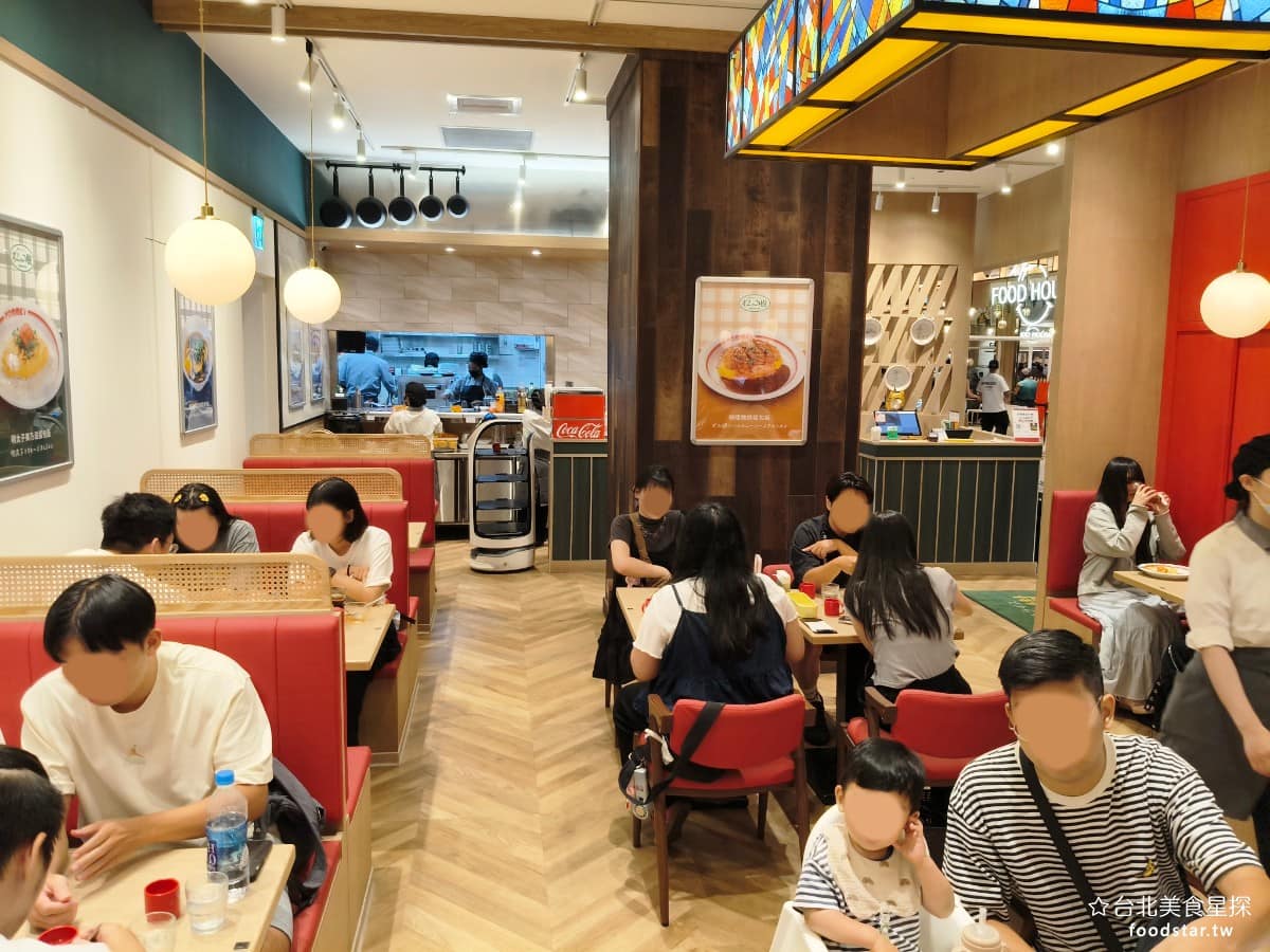蘋果樹蛋包飯 ポムの樹南港LaLaport店 ポムの樹南港LaLaport店菜單 店內裝潢走典型的日式洋食風,暖黃色燈光搭配紅色木質桌椅,走進去有種置身日本家庭餐廳的感覺,環境簡單,冷氣也算涼爽。 @台北美食星探