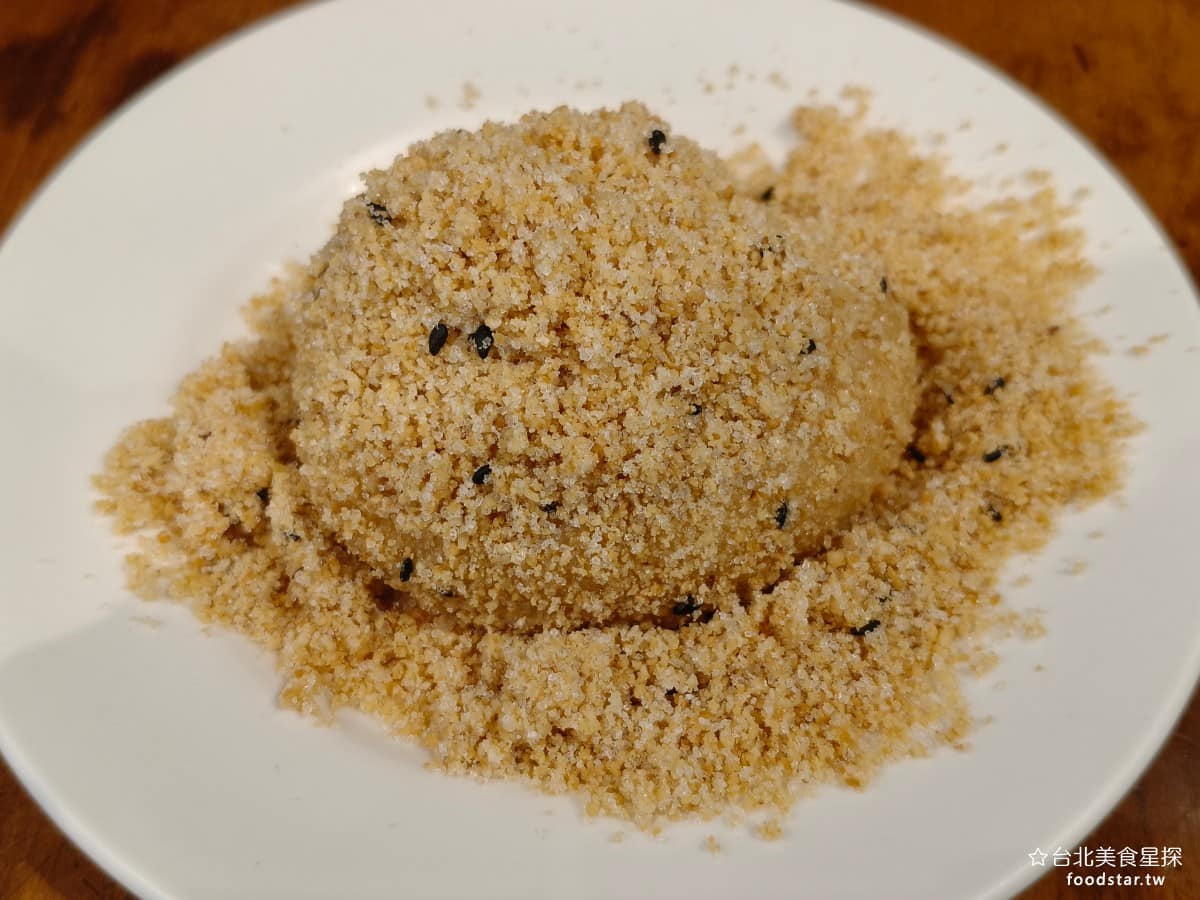 雙連圓仔湯 雙連圓仔湯菜單 雙連圓仔湯推薦 大同區美食 大同美食 雙連美食 甜點點心 湯圓、 麻糬 湯圓 燒麻糬甜 熱油燒過的麻糬外層,裹滿花生糖粉,跟一點黑芝麻,口感軟Q有彈性,容易分切,也不太黏牙,甜度偏高吃到後段會覺得比較膩,附的熱茶可以解膩。 @台北美食星探