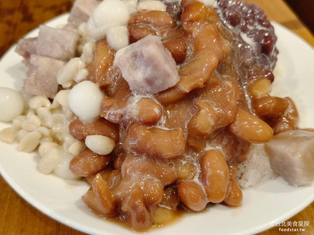 雙連圓仔湯 雙連圓仔湯菜單 雙連圓仔湯推薦 大同區美食 大同美食 雙連美食 甜點點心 湯圓、 麻糬 湯圓 紅豆煮得軟爛,湯底比較不濃稠,甜度也偏淡,如果想吃甜一點要和店說冰少一點,並且外加煉乳。 @台北美食星探