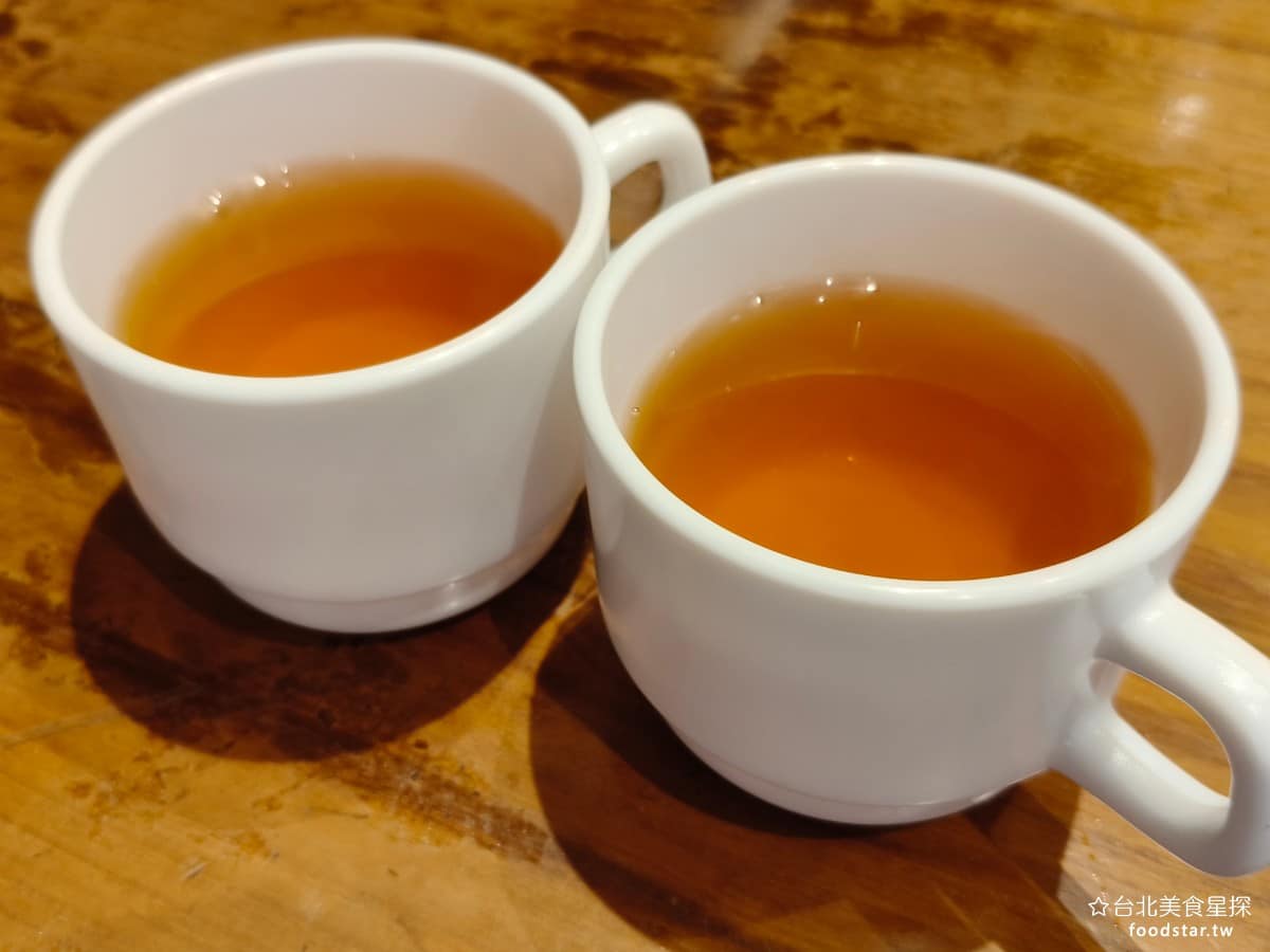 雙連圓仔湯 雙連圓仔湯菜單 雙連圓仔湯推薦 大同區美食 大同美食 雙連美食 甜點點心 湯圓、 麻糬 湯圓 這是吃燒麻糬會附送的熱茶,每一個人都會給一杯,因為麻糬是這裡的招牌,所以比較講究一點。 @台北美食星探