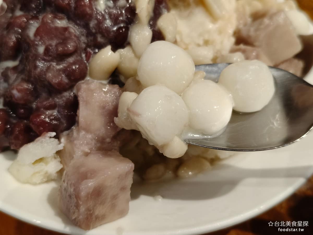 雙連圓仔湯 雙連圓仔湯菜單 雙連圓仔湯推薦 大同區美食 大同美食 雙連美食 甜點點心 湯圓、 麻糬 湯圓 沒有包餡的傳統小湯圓,做得細緻、口感偏Q彈,但吃起來偏硬,需要咬得比較久,這也是特色之一。 @台北美食星探