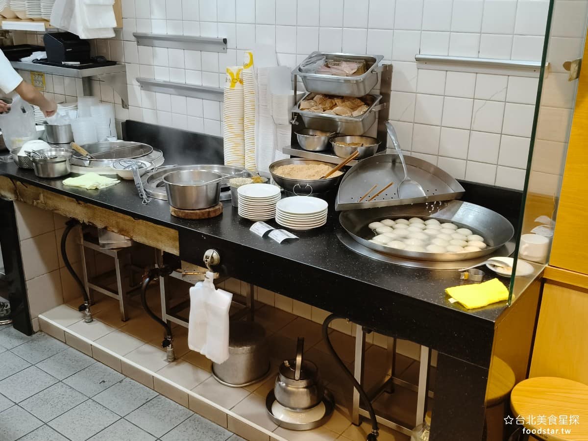 雙連圓仔湯 雙連圓仔湯菜單 雙連圓仔湯推薦 大同區美食 大同美食 雙連美食 甜點點心 湯圓、 麻糬 湯圓 最大的特色是燒麻糬堅持用傳統熱油技法製作,跟現在很多店用水煮不一樣。麻糬泡在溫熱油裡,慢慢燒熟吃起來比較Q彈、有嚼勁,而且麻糬本身不太吸油,不用擔心太油膩。 @台北美食星探
