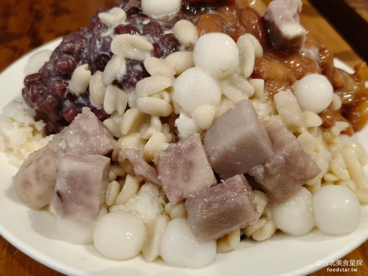 雙連圓仔湯 雙連圓仔湯菜單 雙連圓仔湯推薦 大同區美食 大同美食 雙連美食 甜點點心 湯圓、 麻糬 湯圓 豆子煮得比較偏爛,個人比較喜歡飽滿的豆子,但是其他的配料像是芋頭,口感就還不錯,沒有煮得太爛。 @台北美食星探