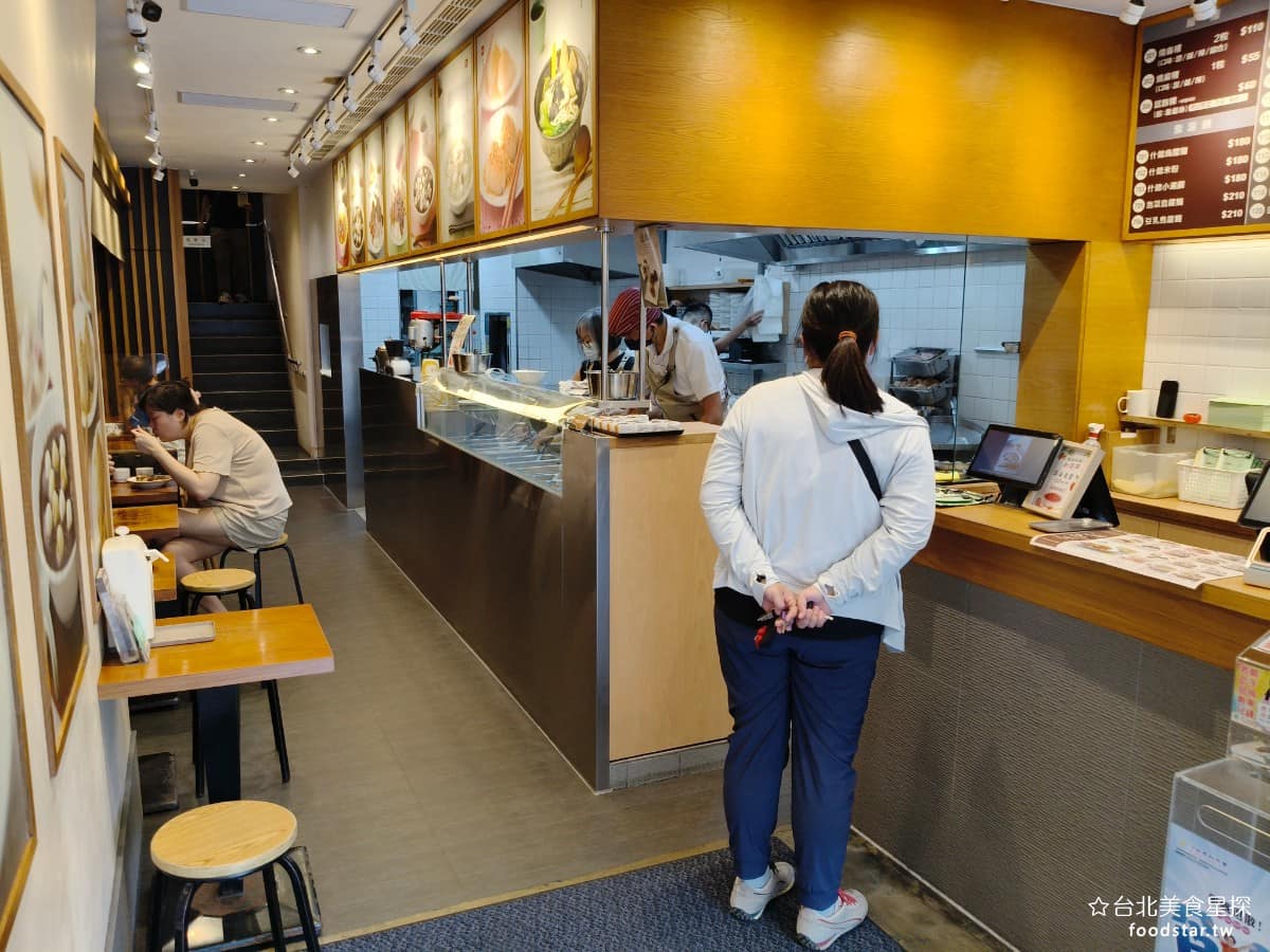 雙連圓仔湯 雙連圓仔湯菜單 雙連圓仔湯推薦 大同區美食 大同美食 雙連美食 甜點點心 湯圓、 麻糬 湯圓 店裡這幾年重新裝潢過,門面變得明亮、乾淨,點餐也有電腦化介面,看起來完全不像一甲子的老店。店面現在分成兩層樓,一樓是半開放式廚房,加上點餐區,可以看到配料、製作的過程,環境乾淨明亮,員工也都穿著制服。 @台北美食星探