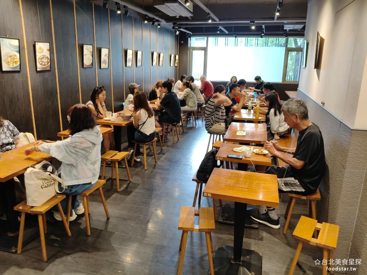 雙連圓仔湯 雙連圓仔湯菜單 雙連圓仔湯推薦 大同區美食 大同美食 雙連美食 甜點點心 湯圓、 麻糬 湯圓 二樓是主要的用餐區域,空間比一樓寬敞、舒適,用的是木桌木椅,不過二樓冷氣開得比較強,加上客人聊天聲音大,用餐環境有時會顯得吵雜。 @台北美食星探