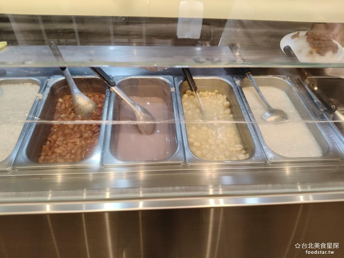 雙連圓仔湯 雙連圓仔湯菜單 雙連圓仔湯推薦 大同區美食 大同美食 雙連美食 甜點點心 湯圓、 麻糬 湯圓 店裡所有湯圓、配料,都是自製從糯米漿開始處理,不使用半成品。 @台北美食星探