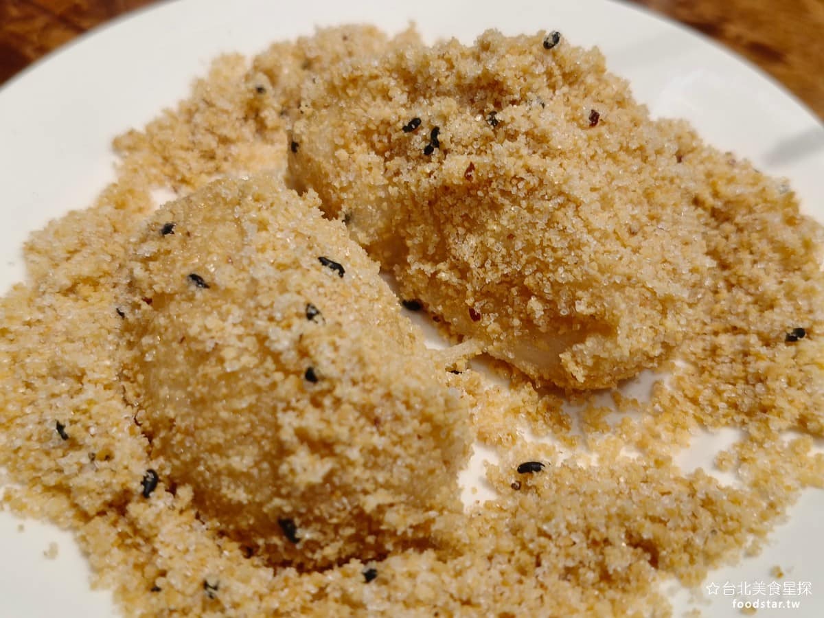 雙連圓仔湯 雙連圓仔湯菜單 雙連圓仔湯推薦 大同區美食 大同美食 雙連美食 甜點點心 湯圓、 麻糬 湯圓 芝麻粉的份量給得很多,即使把麻吉切開之後,芝麻粉還是能完整地包覆整個麻吉。 @台北美食星探