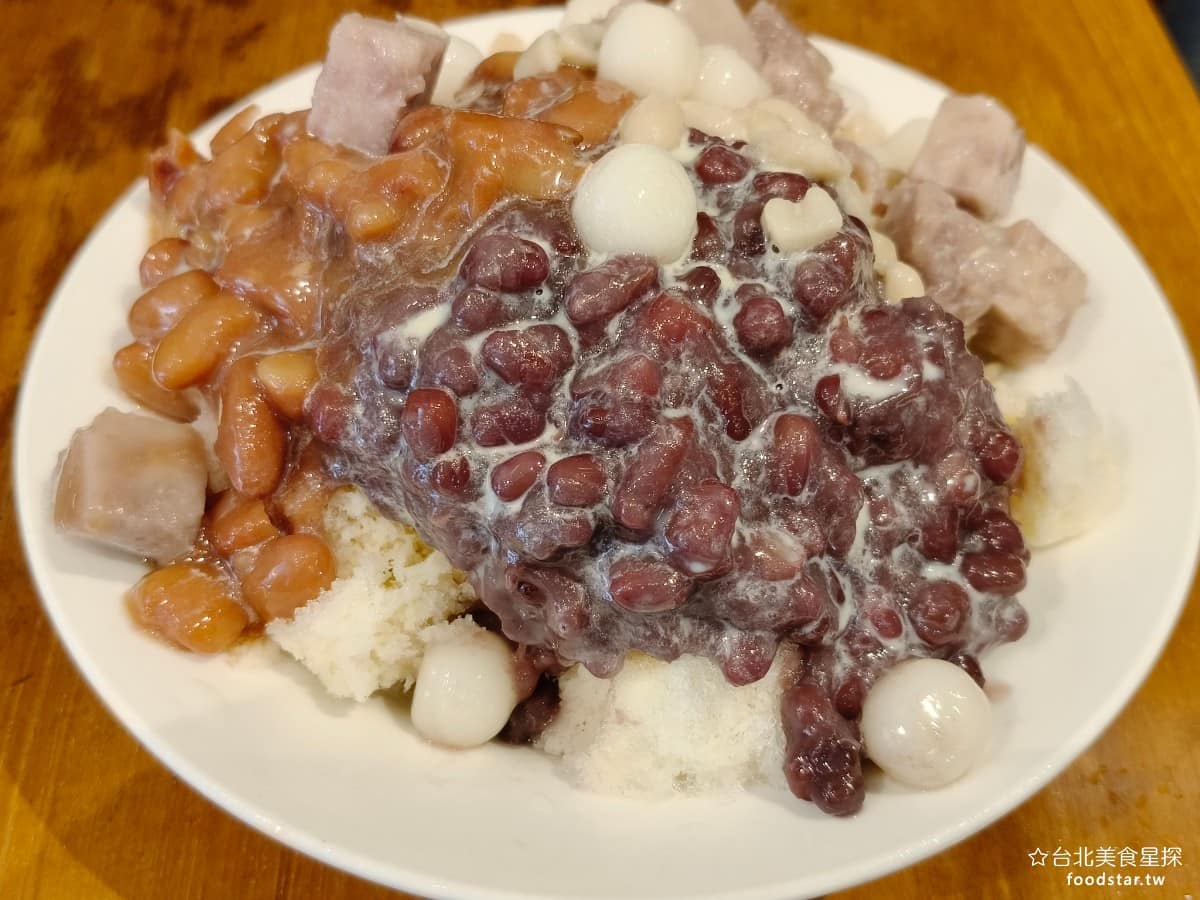 雙連圓仔湯 雙連圓仔湯菜單 雙連圓仔湯推薦 大同區美食 大同美食 雙連美食 甜點點心 湯圓、 麻糬 湯圓 刨冰 冰上淋煉乳,甜度不算高,配料像紅豆、大豆,煮得偏爛爛,顆粒感不明顯,芋頭跟薏仁調味也偏清淡。 @台北美食星探