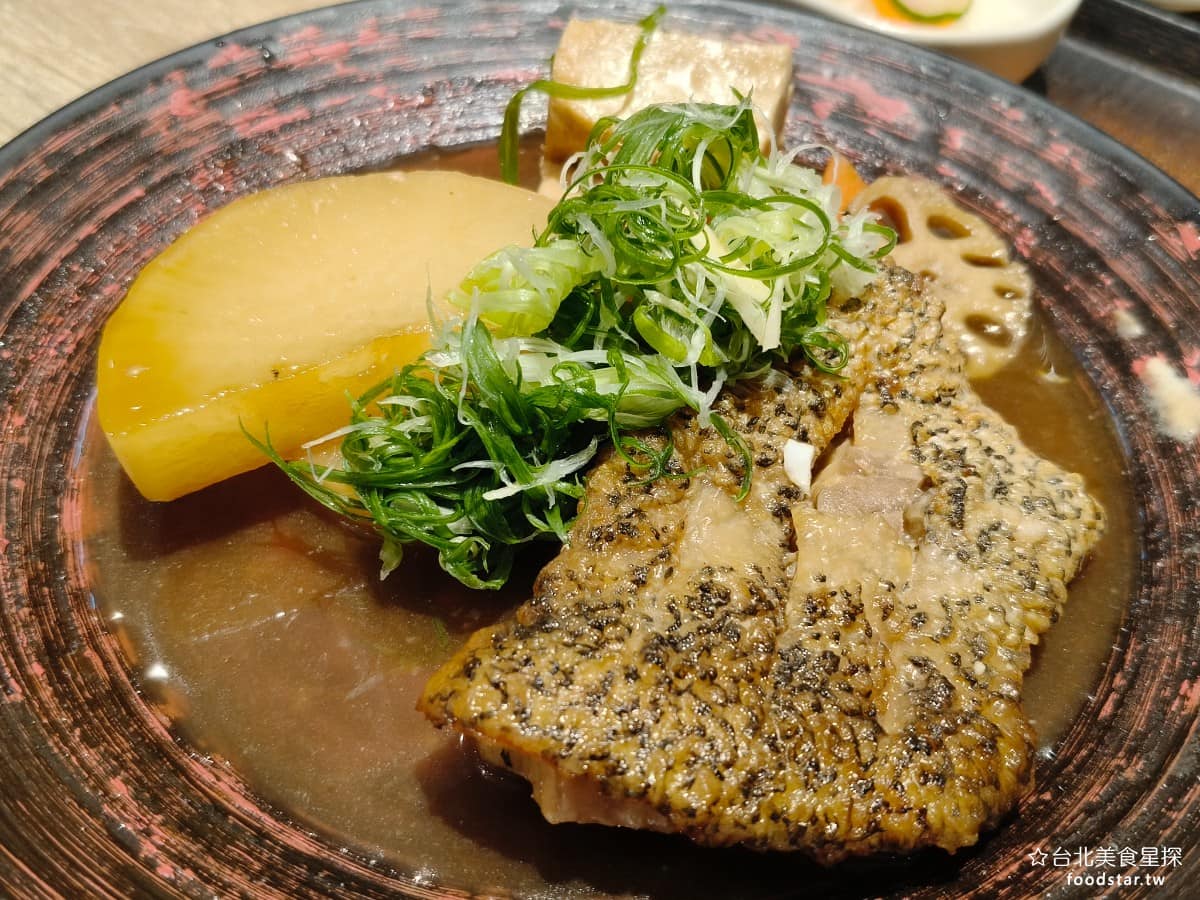 大戶屋美麗華店 大戶屋美麗華店菜單 大戶屋美麗華店推薦 中山區美食 中山美食 劍南路站美食 醬燒龍虎斑定食 龍虎斑來自澎湖西嶼外海的箱網養殖場，水質純淨魚肉本身帶有甜味，以日式醬汁燉煮後，甜度更明顯，搭配蔥絲與薑絲去腥提鮮。肉質細緻中帶點扎實感，份量飽足。 @台北美食星探