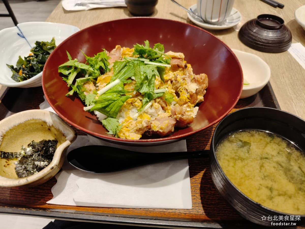 大戶屋美麗華店 大戶屋美麗華店菜單 大戶屋美麗華店推薦 中山區美食 中山美食 劍南路站美食 碳烤雞肉蛋蓋飯 雞腿肉炭烤後，加鹹甜醬汁，配上半熟蛋與洋蔥，蓋在白飯上，雞肉嫩醬汁下飯，整體口味偏溫和，不會太重鹹，吃起來很舒服。 @台北美食星探