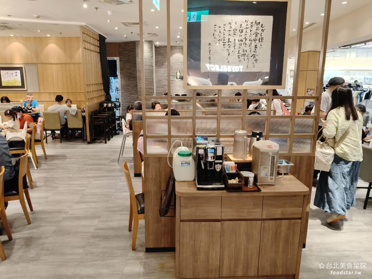 大戶屋美麗華店 大戶屋美麗華店菜單 大戶屋美麗華店推薦 中山區美食 中山美食 劍南路站美食 大戶屋最大的特色是嚴選食材產地，強調不添加多餘的調味料，讓食物保留原本的味道。白飯用的是農糧署認證最高等級的「精選特色米」，吃起來有點甜味，且具有彈性。白飯、高麗菜絲、味噌湯，都可以免費續，這點對食量大的人，很友善。 @台北美食星探