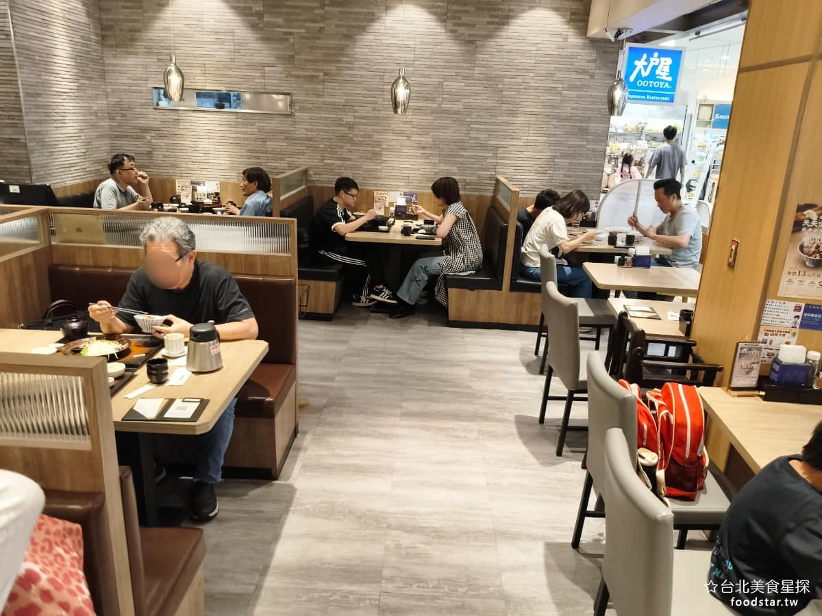 大戶屋美麗華店 大戶屋美麗華店菜單 大戶屋美麗華店推薦 中山區美食 中山美食 劍南路站美食 美麗華店開在百貨地下樓層，整體空間明亮、乾淨，座位排列較緊湊，假日人多時會略顯擁擠，隔壁桌的對話聲音清晰可聞，平日午間用餐，環境相對舒適。 @台北美食星探