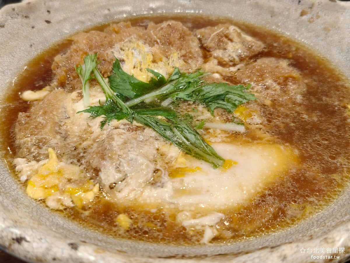 大戶屋美麗華店 大戶屋美麗華店菜單 大戶屋美麗華店推薦 中山區美食 中山美食 劍南路站美食 滑蛋豬排鍋定食 現炸豬里肌排，加蛋用醬汁燉煮，炸粉吸了醬汁後濕潤入味，豬肉厚實不柴，帶半熟蛋一起入口，口感層次不錯。 @台北美食星探
