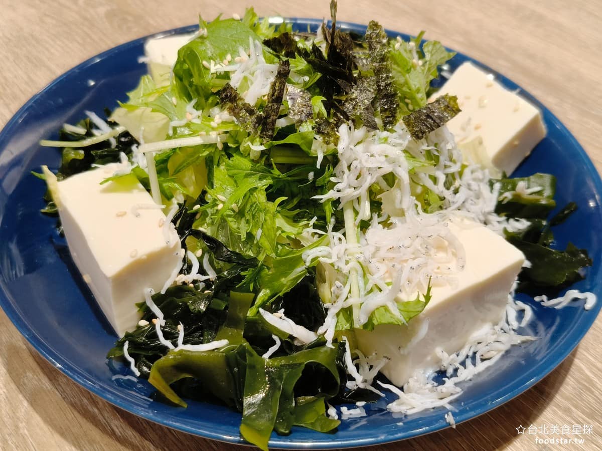 大戶屋美麗華店 大戶屋美麗華店菜單 大戶屋美麗華店推薦 中山區美食 中山美食 劍南路站美食 小魚豆腐沙拉 吻仔魚和豆腐，搭配和風醋醬，另附海苔。口味清爽，海苔的脆感讓整道沙拉多了點層次。吻仔魚的鹹香味道不重，配上和風醋之後很搭，清爽但不會食之無味。 @台北美食星探