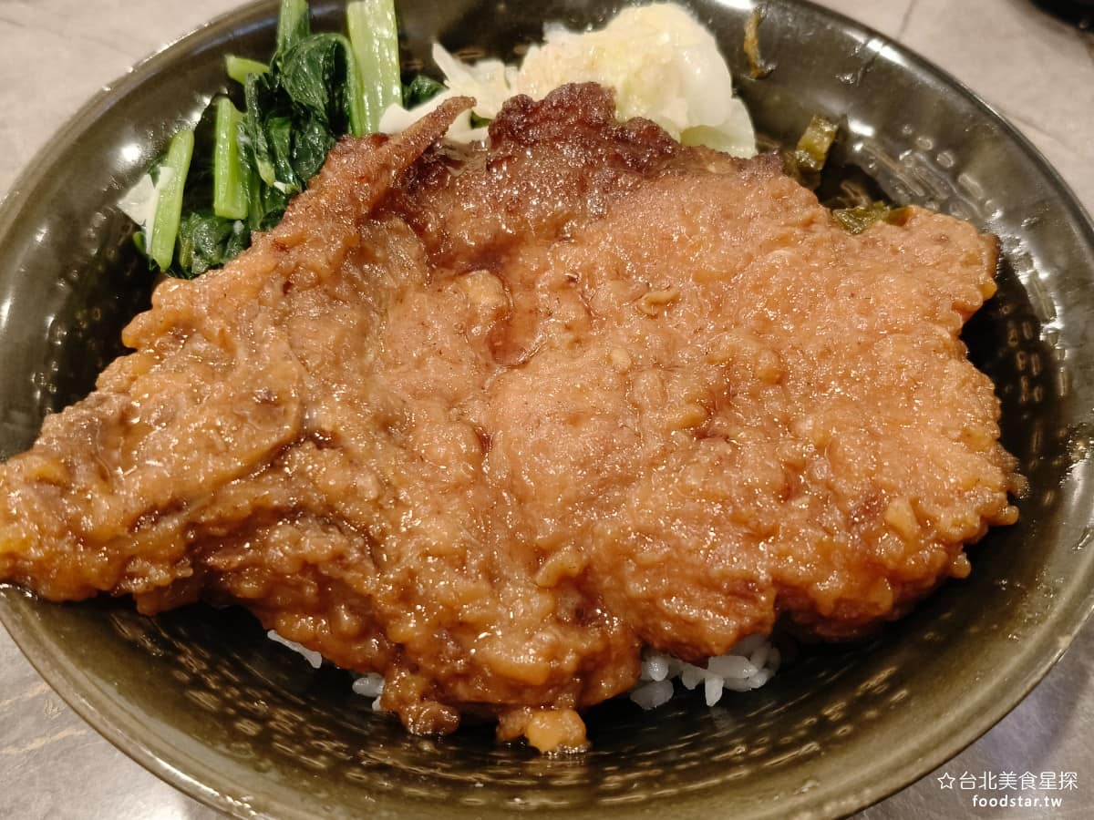 美觀園日本料理 美觀園日本料理菜單 美觀園日本料理推薦 萬華區美食 萬華美食 西門美食 特製滷排飯 這是美觀園菜單裡最台式的一道，也是老顧客最常回訪的品項之一，排骨先裹粉、油炸，再滷滷得透徹、入味，肉厚實，但不柴咬起來軟嫩，滋味濃郁，但不油膩。 @台北美食星探