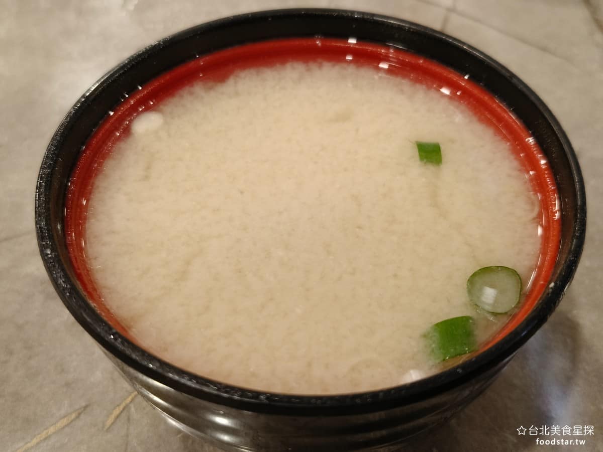 美觀園日本料理 美觀園日本料理菜單 美觀園日本料理推薦 萬華區美食 萬華美食 西門美食 味噌湯 只要有點套餐，就會附贈一晚味噌湯，如果你點的本身是有湯的麵，那就沒有味噌湯。點飯類或是壽司，都會有一碗。豆腐、海帶芽、香菇，是基本配料，有時加入魚肉或鮭魚塊，湯頭鮮甜上桌時一定是熱燙的，份量感超過一般附餐水準。 @台北美食星探