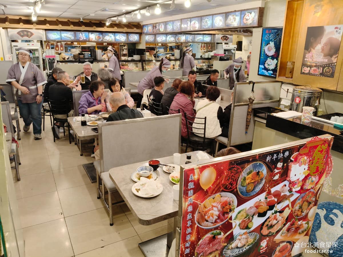 美觀園日本料理 美觀園日本料理菜單 美觀園日本料理推薦 萬華區美食 萬華美食 西門美食 美觀園共有 3 層樓，一樓座位較少，用餐時段幾乎常態客滿，二樓空間稍大、光線明亮，三樓可用於多人聚餐。店內牆上掛滿了媒體報導與老照片，TVBS等電視節目，都曾來採訪。 @台北美食星探