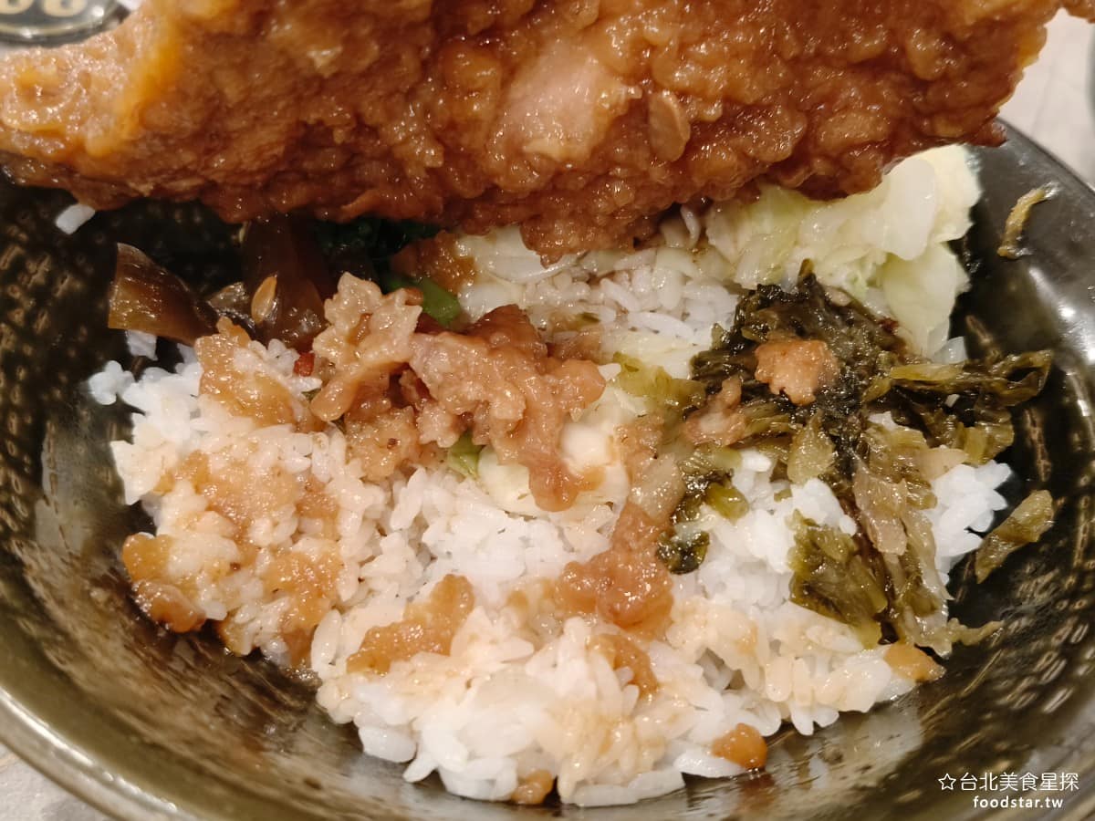 美觀園日本料理 美觀園日本料理菜單 美觀園日本料理推薦 萬華區美食 萬華美食 西門美食 排骨的底下還有放酸菜、菜脯和高麗菜，底部還有少許的醬汁，吃起來一點都不單調。 @台北美食星探