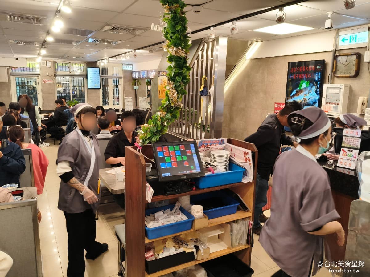 美觀園日本料理 美觀園日本料理菜單 美觀園日本料理推薦 萬華區美食 萬華美食 西門美食 環境不算豪華，座位排得比較密，尖峰時段前後桌距離很近，但整體乾淨整潔，服務生跑得也算勤快，翻桌率高就算需要排隊，通常等個十分鐘左右，就能入座。 @台北美食星探