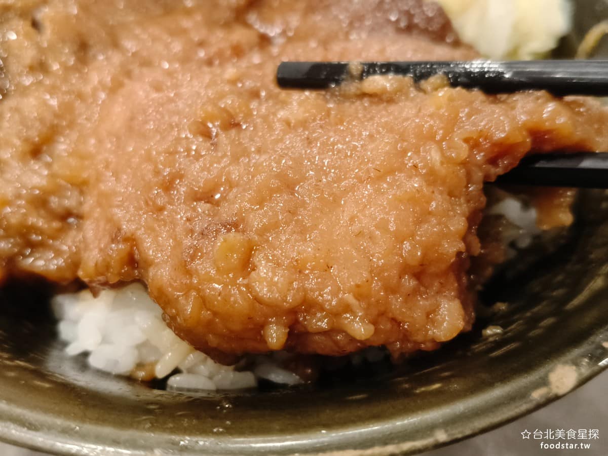 美觀園日本料理 美觀園日本料理菜單 美觀園日本料理推薦 萬華區美食 萬華美食 西門美食 滷汁香氣帶著古早味，跟一般自助餐的排骨是完全不同的水準，在這個品質上幾乎是佛心價，這種「日本料理店賣台式排骨飯」的組合，正是美觀園老派魅力的縮影。 @台北美食星探
