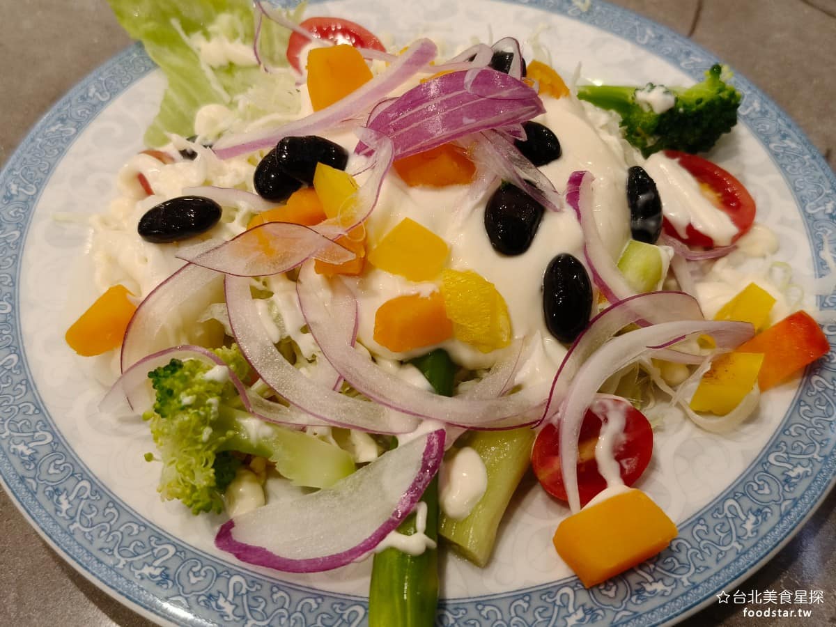 美觀園日本料理 美觀園日本料理菜單 美觀園日本料理推薦 萬華區美食 萬華美食 西門美食 生菜沙拉 旁邊附上店家自製美乃滋，口感比一般美乃滋更為柔順，搭配玉米、番茄、黑豆等蔬菜，整體清爽，是許多人來必點的冷盤招牌。 @台北美食星探