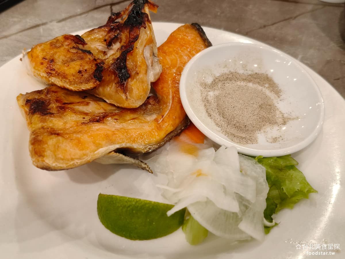 美觀園日本料理 美觀園日本料理菜單 美觀園日本料理推薦 萬華區美食 萬華美食 西門美食 烤鮭魚下巴 鮭魚下巴油脂豐富，是整條魚最肥嫩的部位之一，烤過之後外皮微焦，魚肉軟嫩多汁，鮭魚本身的油香，在加熱後更加明顯，鹹香適中，不需要太多調味。 @台北美食星探