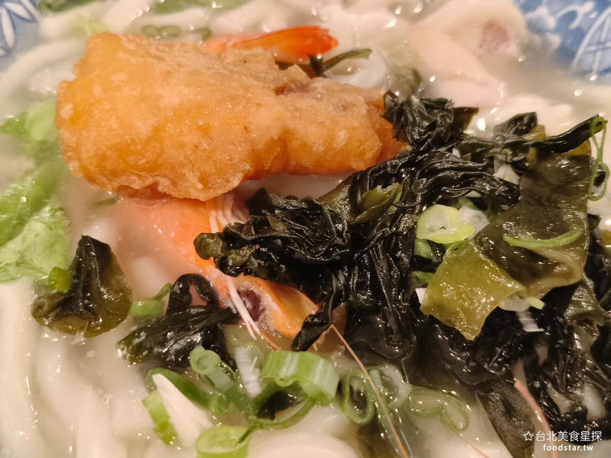 美觀園日本料理 美觀園日本料理菜單 美觀園日本料理推薦 萬華區美食 萬華美食 西門美食 簡單的一碗，吃起來還算豐盛，上面的配料有炸魚、蔬菜、海帶芽、蛤蠣和蚵仔，非常豐富。 @台北美食星探