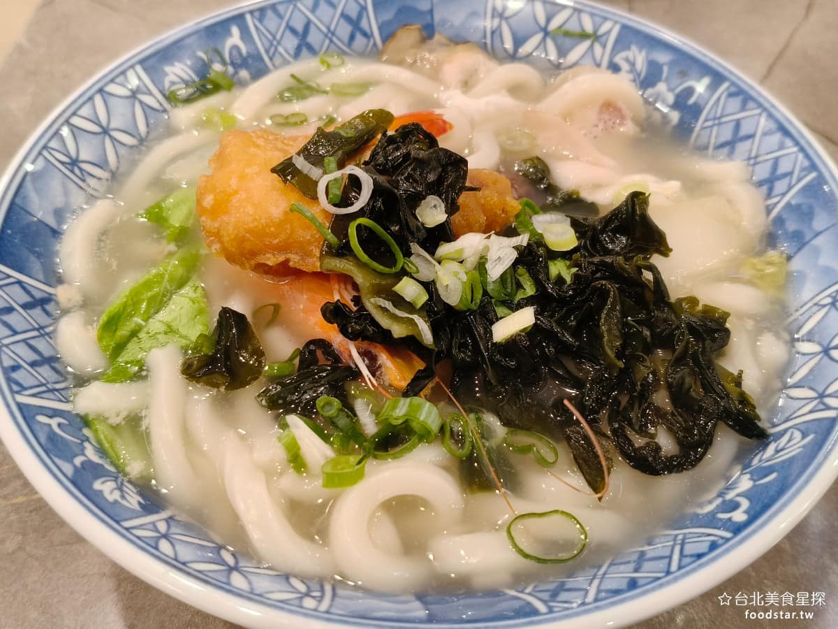 美觀園日本料理 美觀園日本料理菜單 美觀園日本料理推薦 萬華區美食 萬華美食 西門美食 海鮮烏龍湯麵 湯頭清淡鮮甜，走家常風格，不像日式拉麵那樣濃郁，比較接近台式清湯底。烏龍麵條Q彈有嚼勁，海鮮料給得豐盛，蝦、魚、蛤蜊等食材都能吃出新鮮度。 @台北美食星探