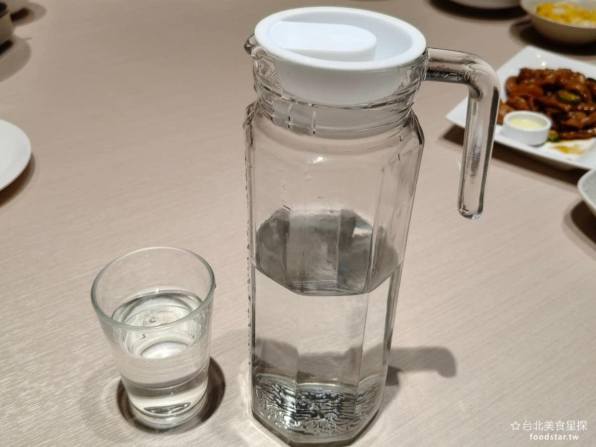 柚子花花青春客家菜南港LalaPort 柚子花花青春客家菜南港LalaPort菜單 桌上有提供免費的白開水 @台北美食星探
