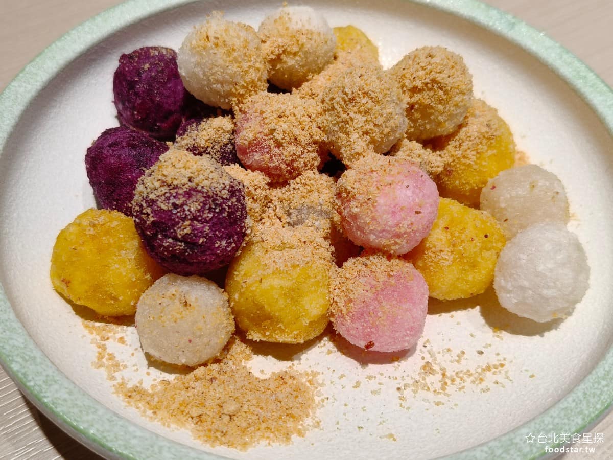 柚子花花青春客家菜南港LalaPort 柚子花花青春客家菜南港LalaPort菜單 花好月圓 平日三人以上內用，就會免費招待一份，盤裡除了紅白湯圓，還有地瓜球和紫薯球。白色湯圓的外皮比較厚，吃起來偏硬，紫色湯圓的皮則較薄，炸起來外酥脆。整體算是不錯的小點，能免費吃到，非常不錯，但白色湯圓的皮厚偏硬，不太好吃，可以再調整一下。 @台北美食星探