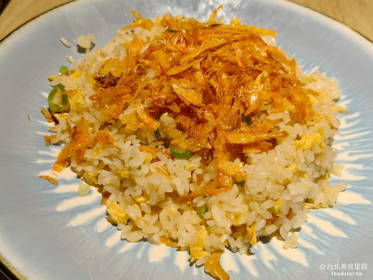 華漾DIM SUM 忠泰樂生活店 忠泰樂生活店菜單 忠泰樂生活店推薦 中山區美食 中山美食 櫻花蝦鮮蝦炒飯 這裡不只點心做得好,炒飯也做得很棒,米飯炒得粒粒分明,而且很注意口感,不會太硬吃起來非常舒服,配上滿滿的櫻花蝦,每一口都帶有香氣。 @台北美食星探
