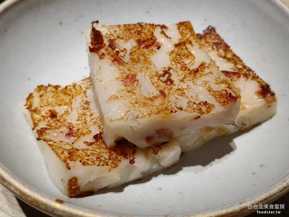 華漾DIM SUM 忠泰樂生活店 忠泰樂生活店菜單 忠泰樂生活店推薦 中山區美食 中山美食 臘味蘿蔔糕 用切塊的蘿蔔取代常見的蘿蔔絲,搭配臘肉與蝦米,炒香後加入在來米漿蒸熟。吃起來蘿蔔塊的口感明顯,偏厚實帶著淡淡的甜味,不沾醬直接吃也有味道。 @台北美食星探